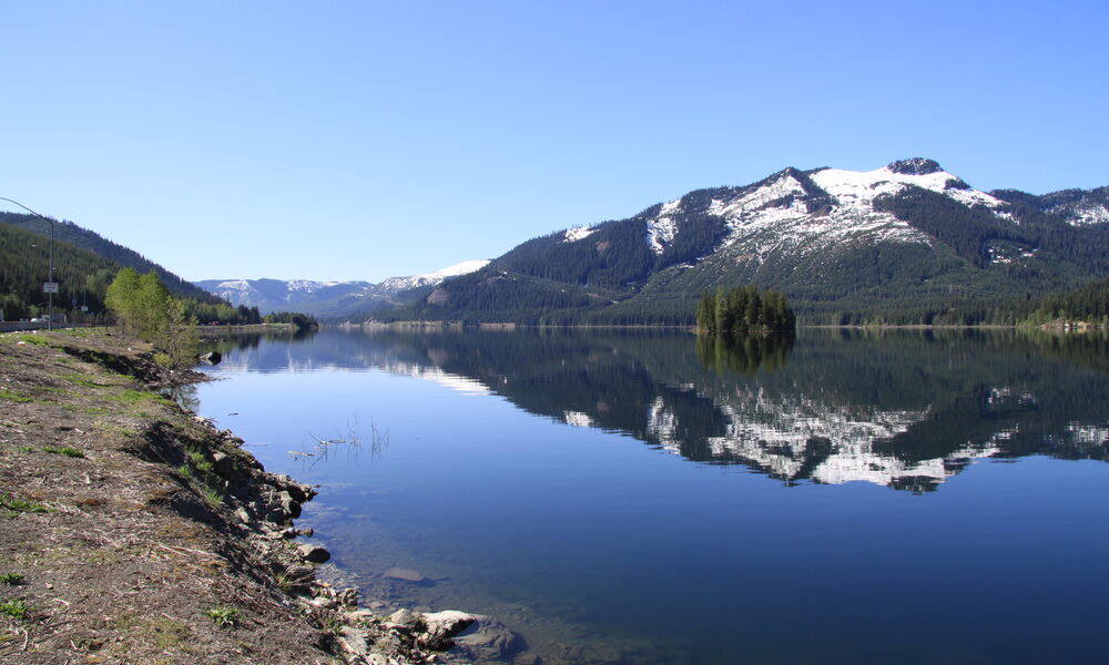 Keechelus Lake camping and paddle boarding