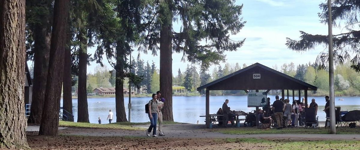 Silver Lake, a drive up lake to paddle board near Seattle